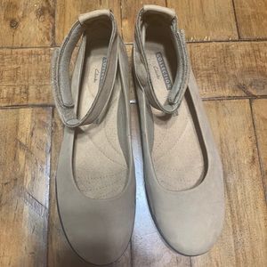 Suede Clarks flats in tan W8